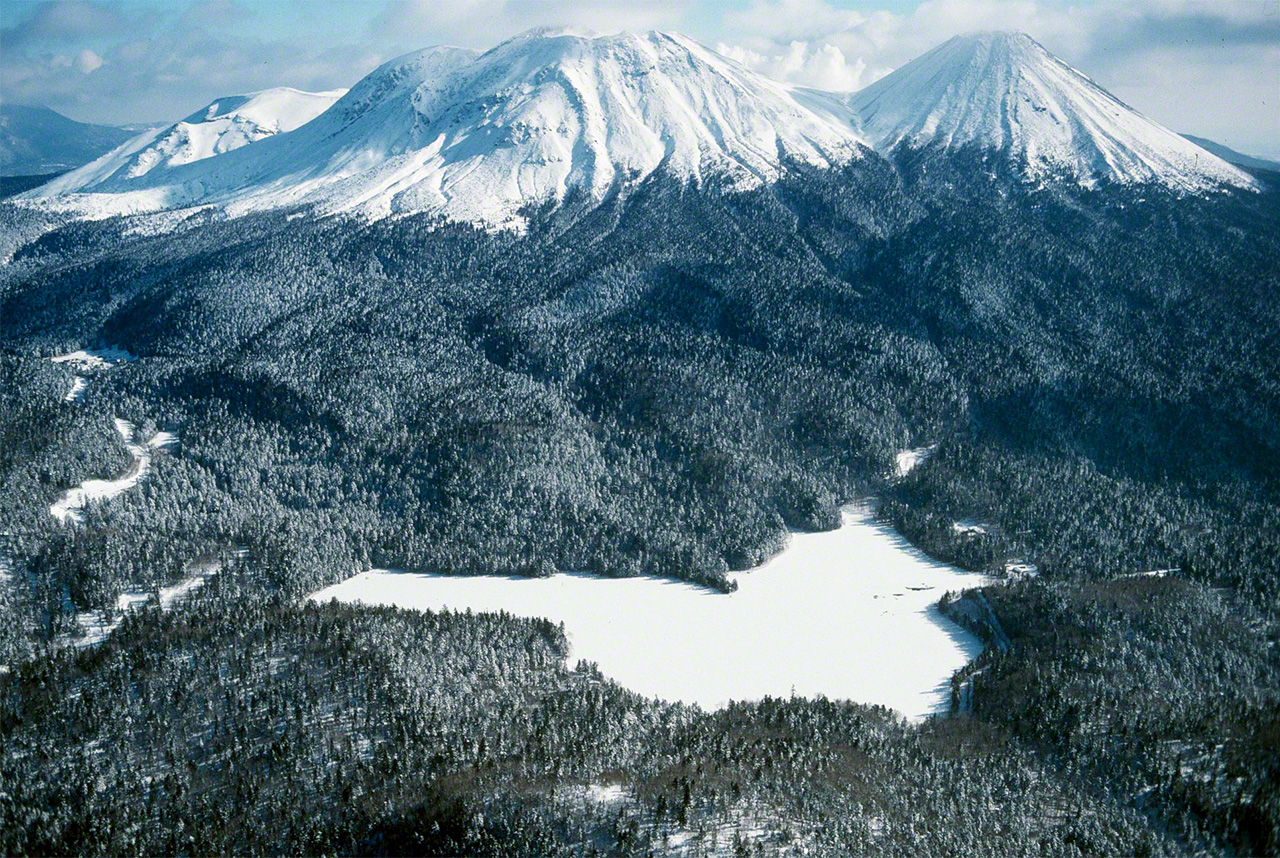 Winter scene: Meakandake, with Akan Fuji to its right. (© Mizukoshi Takeshi)