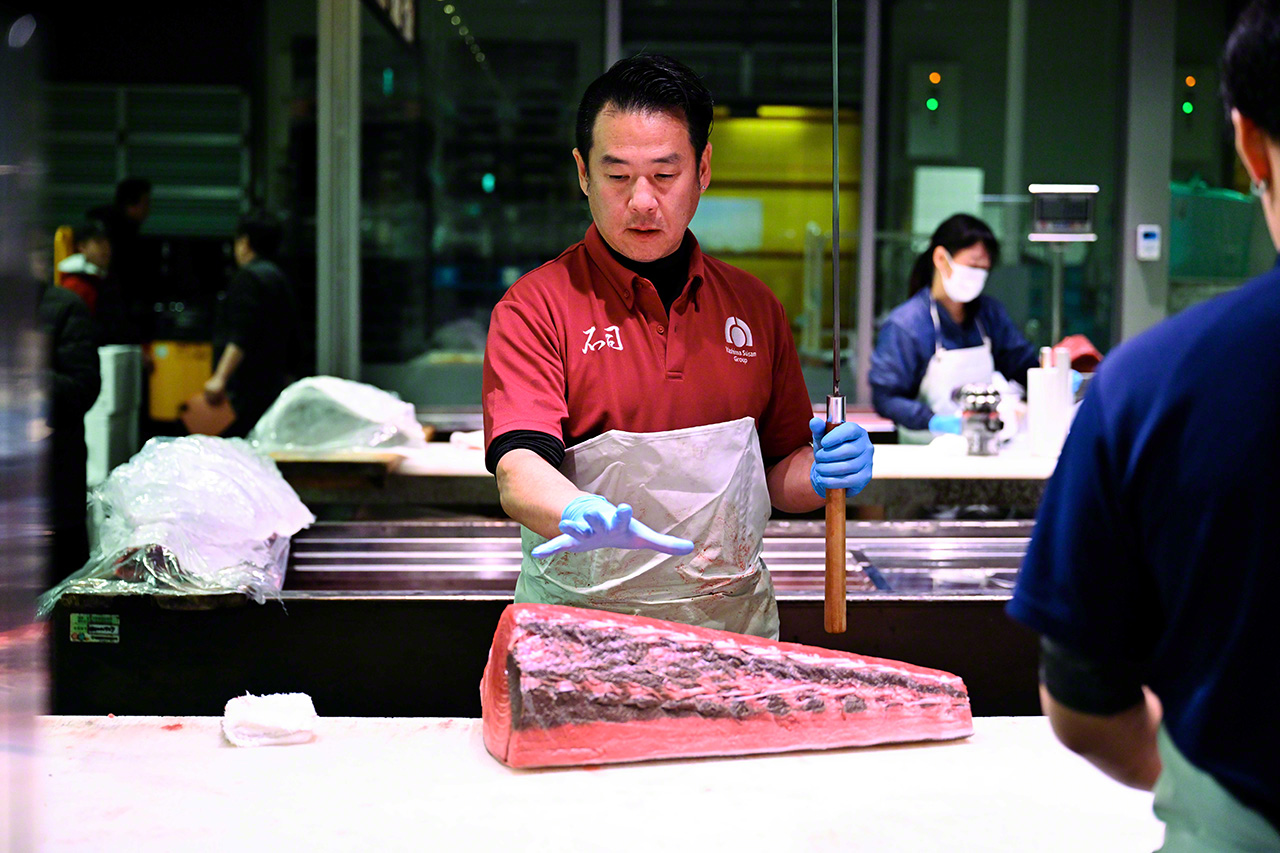 It is entrancing to watch Shinoda, third-generation head of Ishiji, as he works. (&copy;&nbsp;Uzawa Akihiko)