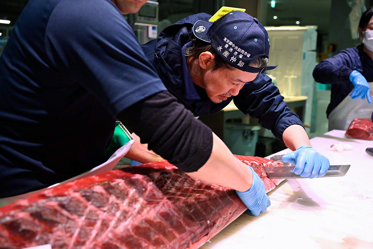 Even after it is cut in half, slicing up the fish still requires two people. (&copy;&nbsp;Uzawa Akihiko)