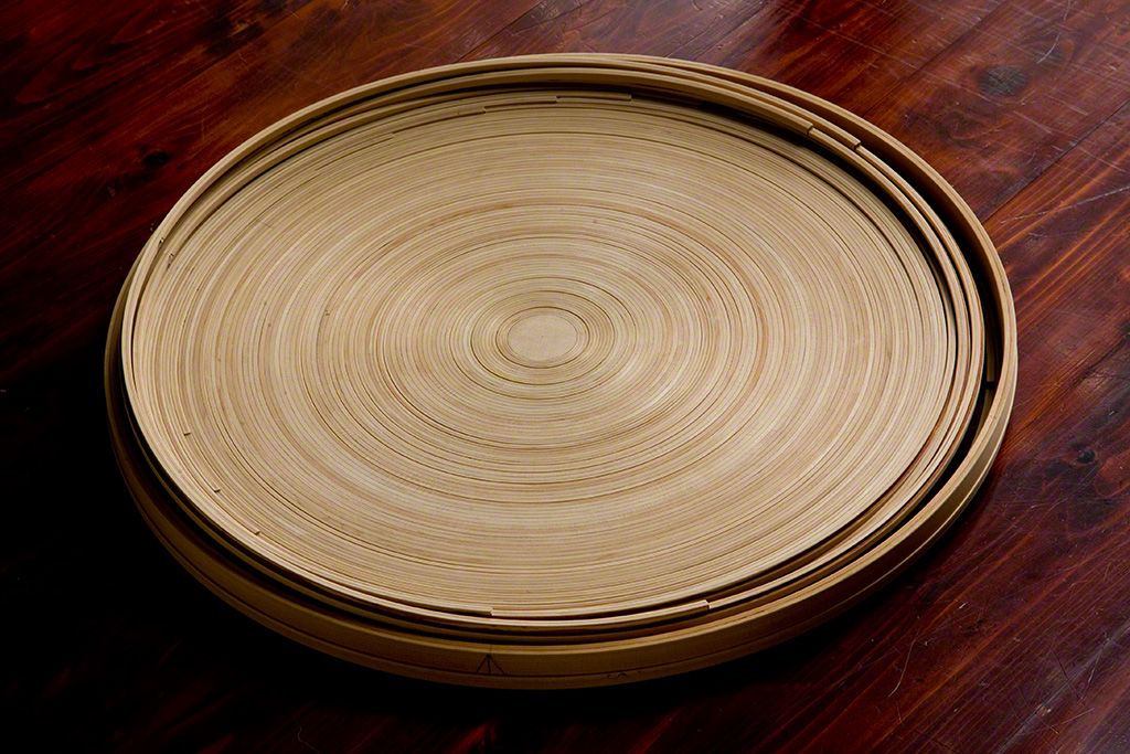 6. Ōnishi assembles the rings into the shape of the dish.