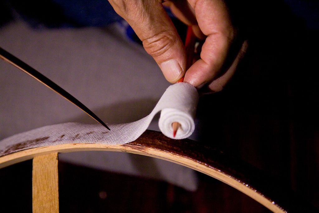 9. Applying cloth to prevent flaws when the wood expands or shrinks.