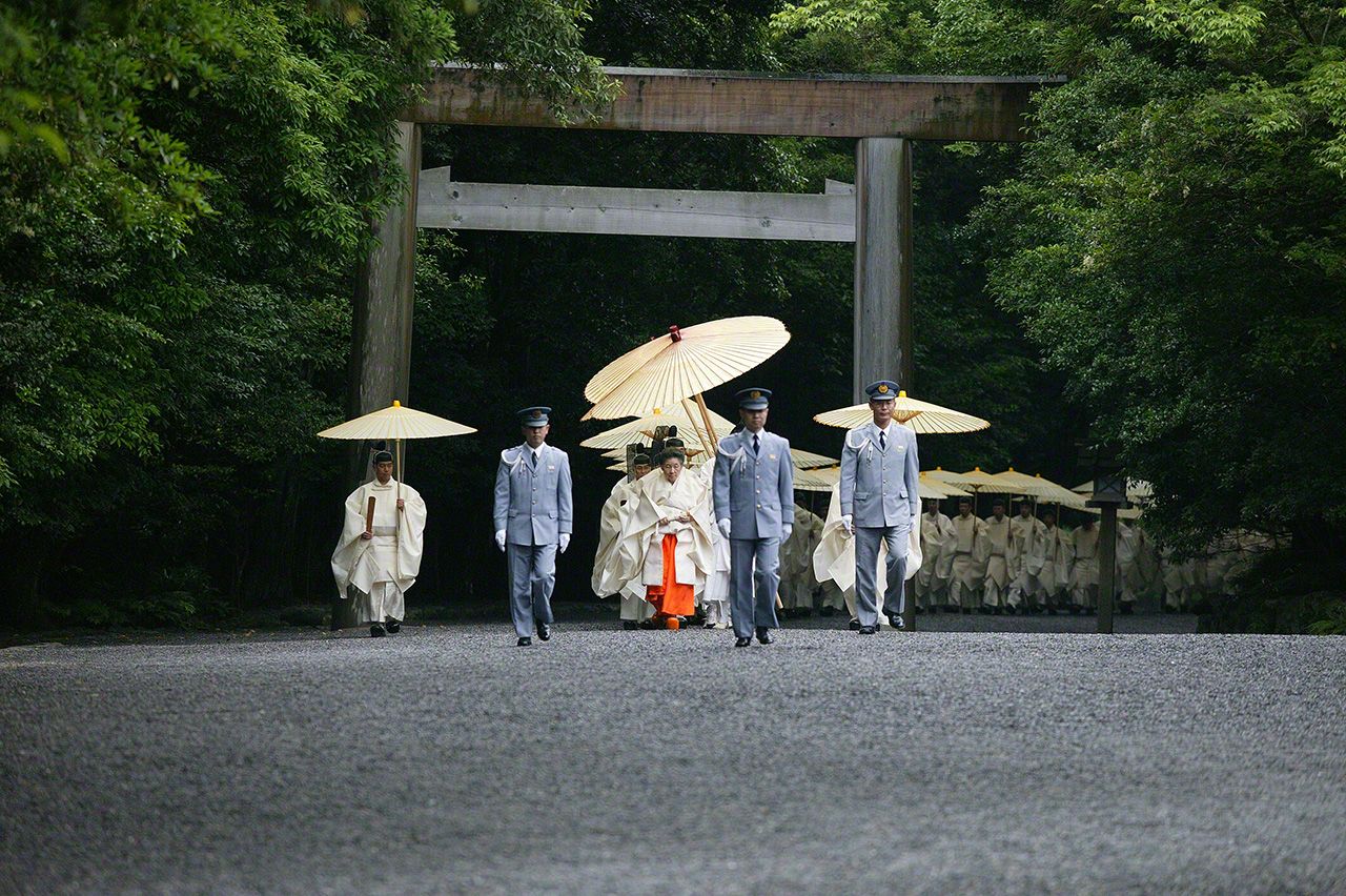 June 17 The Tsukinami-sai takes place in June and December. Along with the Kanname-sai, it is the most important event in the religious calendar.