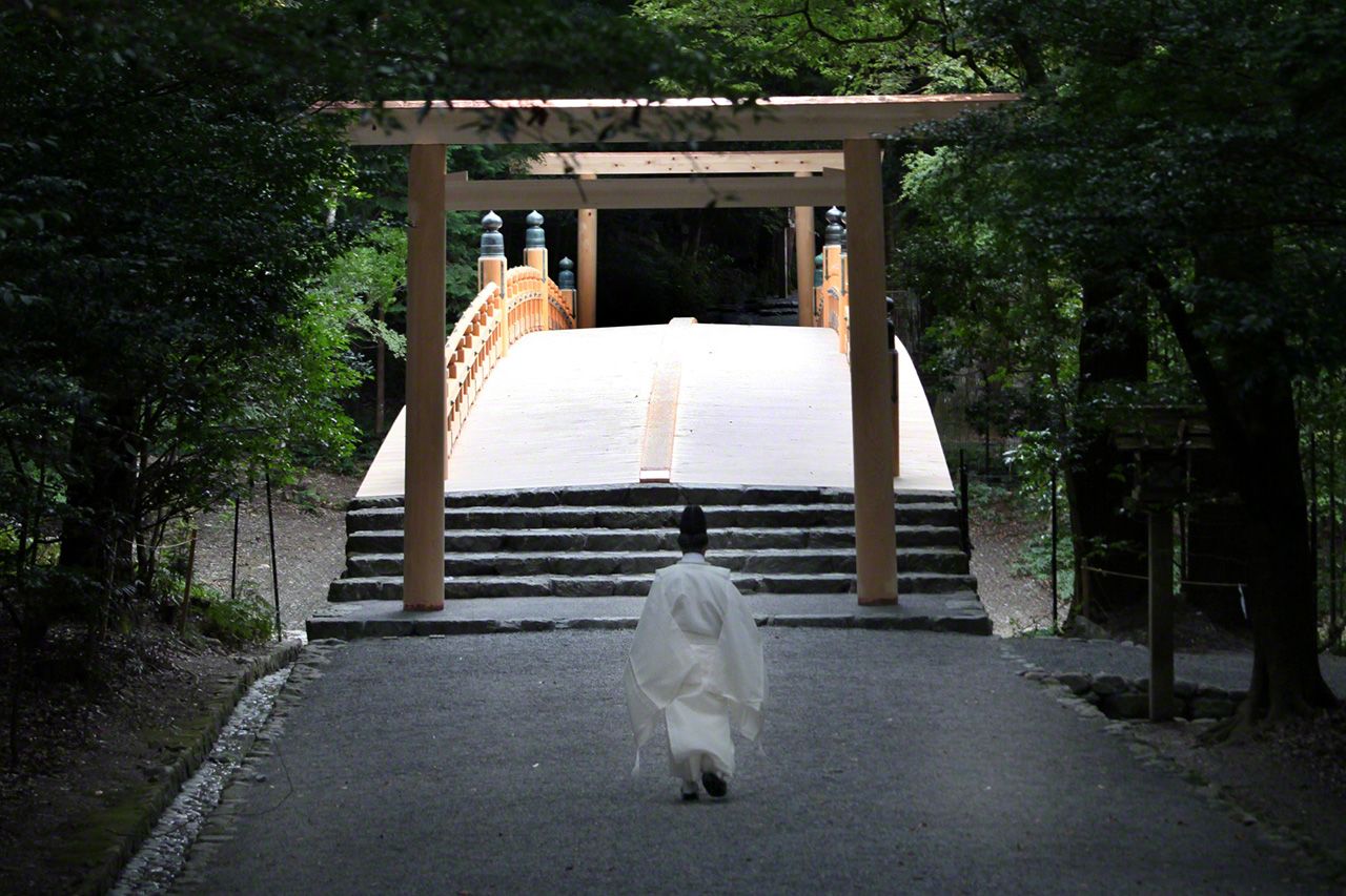 August 25　A priest makes his way toward the newly rebuilt Kazahi-no-minomiya Bridge.
