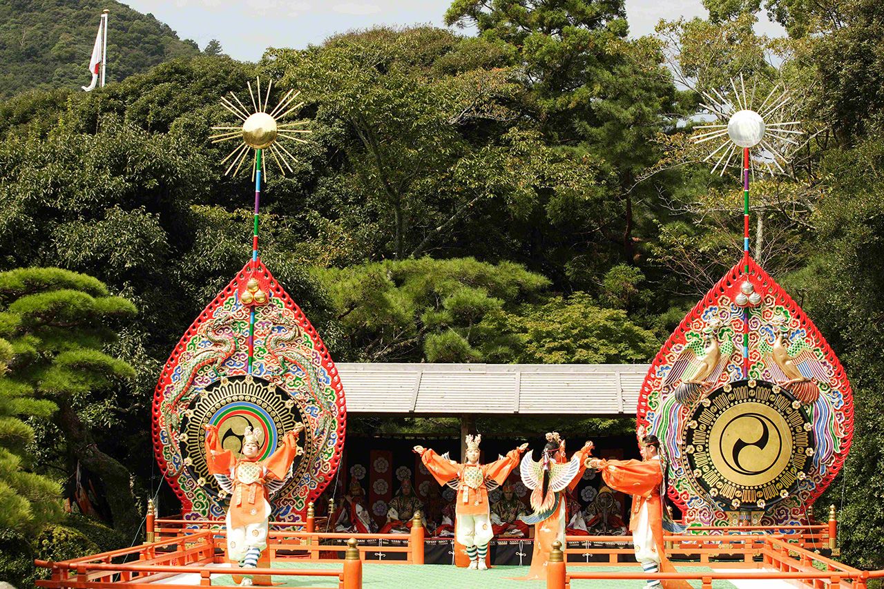 September 23 The autumn performance of kagura. Traditional dances are performed to entertain the kami.