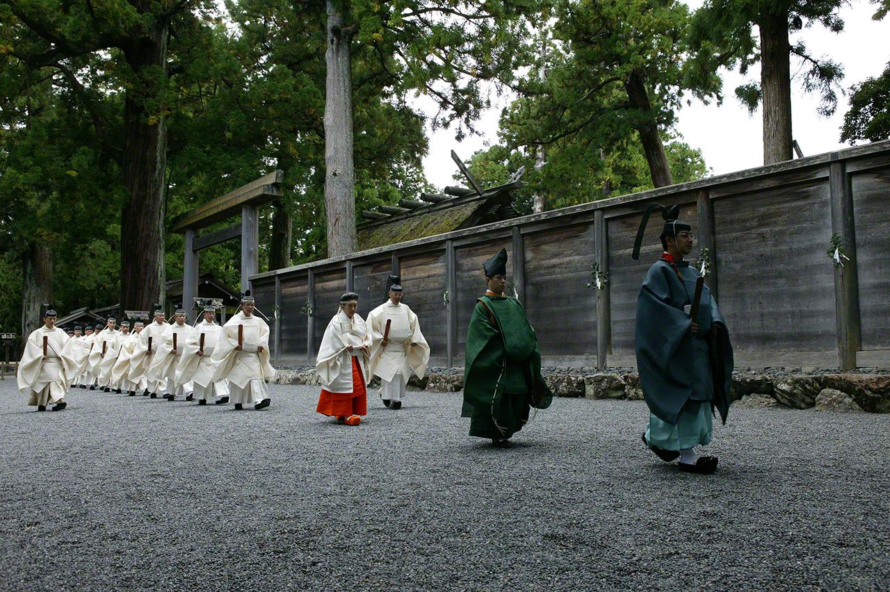 October 16　The Kanname-sai, one of the most important ceremonies of the year. The first rice of the year is offered to the kami in thanks for the harvest.