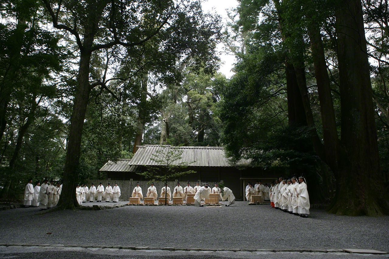 December 17 The December Tsukinami-sai. In front of the Inner Shrine imibi-yaden (the “gods’ kitchen” where rice and other foods are prepared), a priest blesses boxes containing sacred offerings with a sacred sakaki branch.