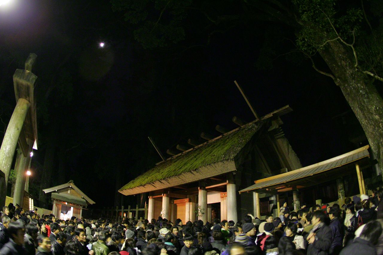 December 31 The shrine precincts throng with people on New Year’s Eve. Throughout the country, people visit shrines and temples to give thanks for the year just passed and pray for happiness in the year to come.
