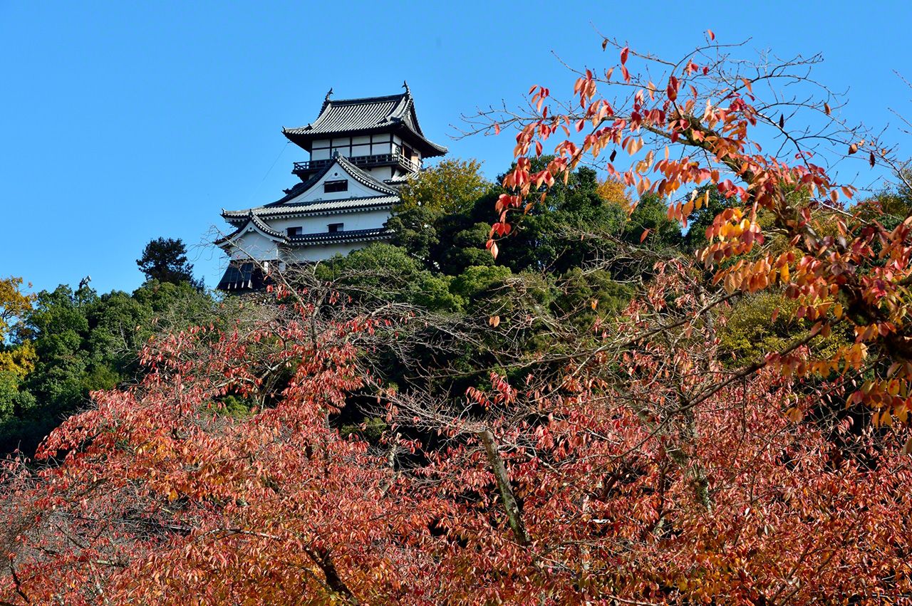 The lattice windows on the top story of Inuyama Castle were removed during renovation in 1939 and replaced with a wall, returning the castle to its original state.