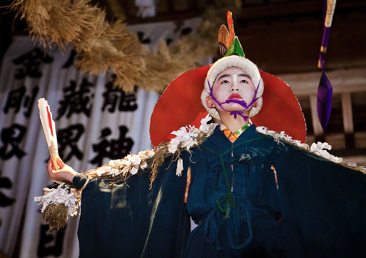 In the Torimai, three children from Ōsato wear “bird helmets” for a mother, father, and chick. The dancer representing the father bird holds a bell in his right hand, and all performers carry fans with a red sun design.
