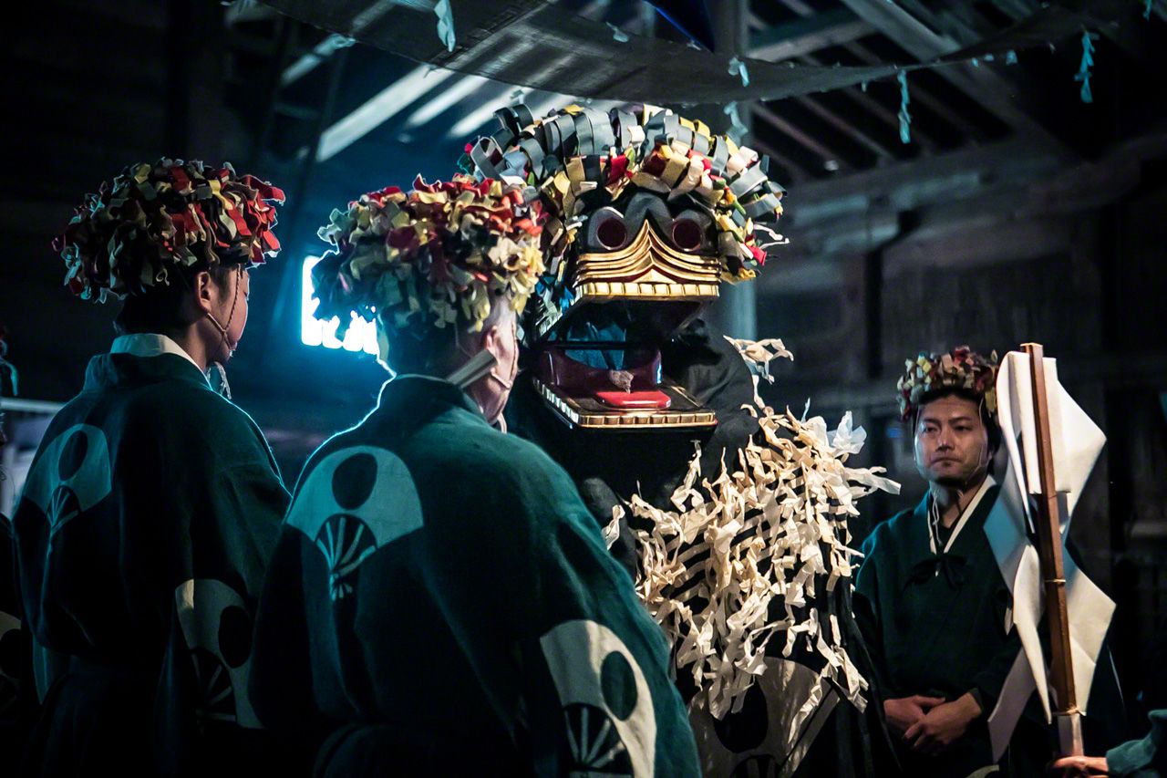 The Gongenmai dance offers solace to the spirit of a local prince. Dancers carry the lion head, with children waving its tail.