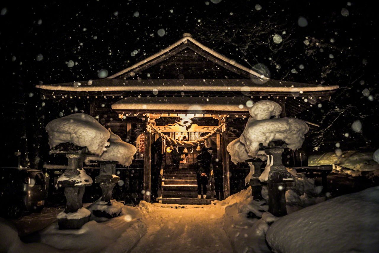 The Dainichidō hall amid falling snow.