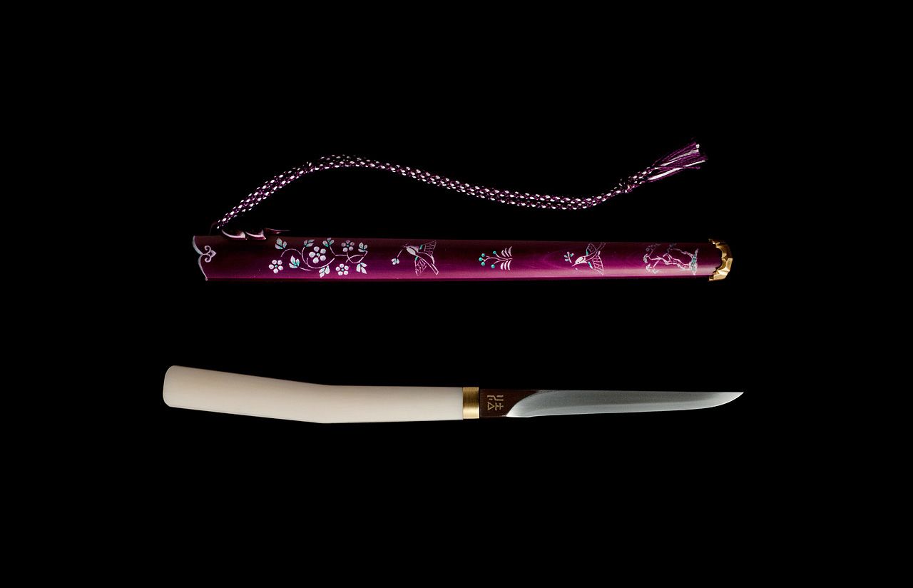 A “tōsu” knife featuring stunning “bachiru” patterns carved into dyed ivory.