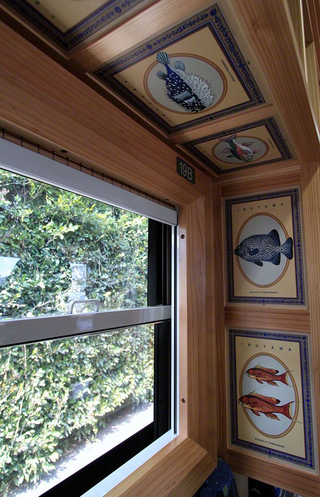 On the Ibusuki Makurazaki Line, the window alcoves of the Ibusuki no Tamatebako trains feature illustrations of fish by designer Mitooka Eiji.