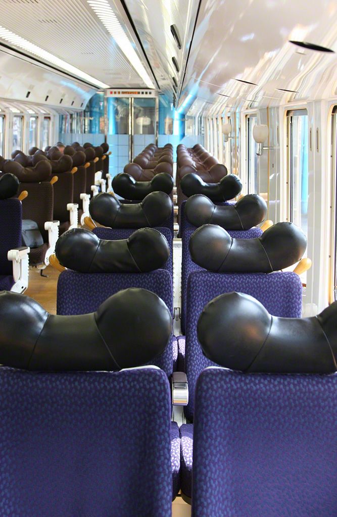 Inside the Sonic. The special headrests are a notable feature of this train, designed to ensure passenger comfort despite the large number of bends along the route.