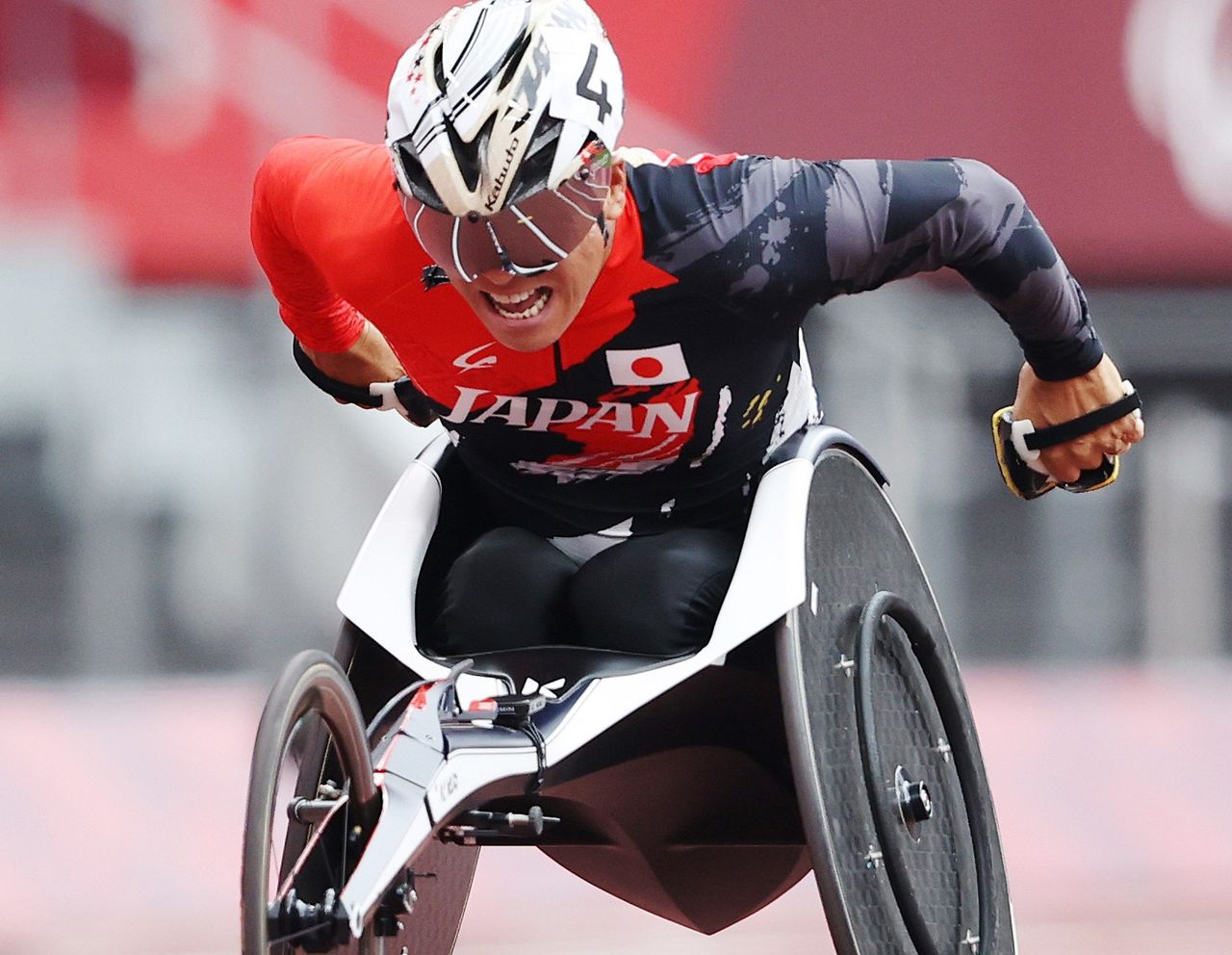 Itō Tomoya competes in the wheelchair T53 class on August 29, 2021, at the Japan National Stadium, coming in sixth in a field of seven and failing to advance in the heats. In his usual class, his time would have been faster than the bronze medalist’s final record. (© Jiji)
