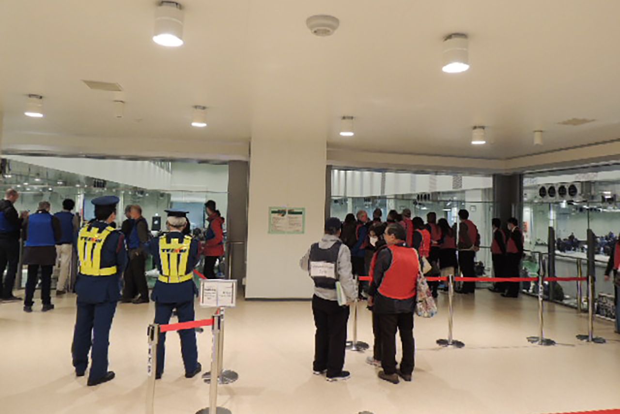 The glass partitions do not go all the way to the ceiling on the tuna auction observation deck, allowing observers to hear the calls and smell the odors of the market floor. While as many as 120 visitors are allowed each day, in two groups of 60 visitors apiece, there have been many days from the market’s opening through early March 2019 when the area was practically deserted.