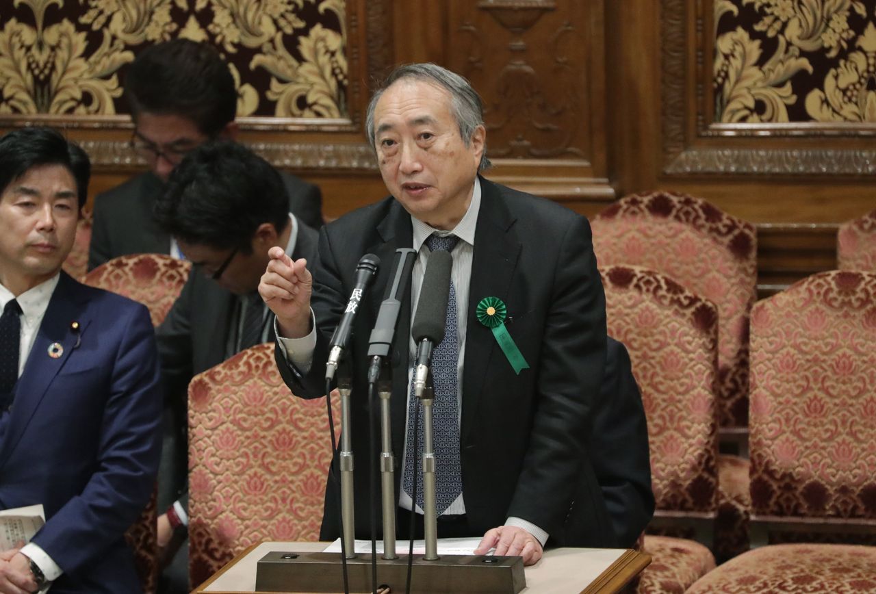 Okabe Nobuhiko answers questions during a speaks at a House of Councillors budgetary committee meeting. (© Jiji)