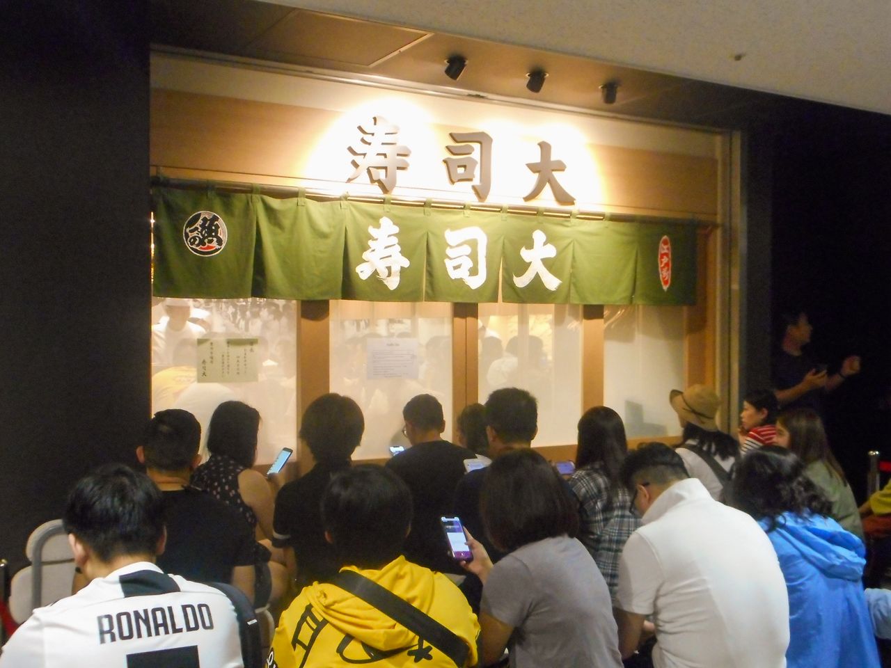 Always the most popular sushi shop in Tsukiji, Sushidai continues to draw crowds after relocating to Toyosu.