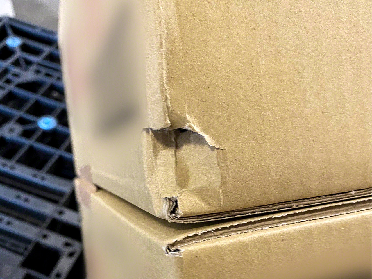 Damage to boxes often results in compensation claims, even if the contents are undamaged. (© Hashimoto Aiki)