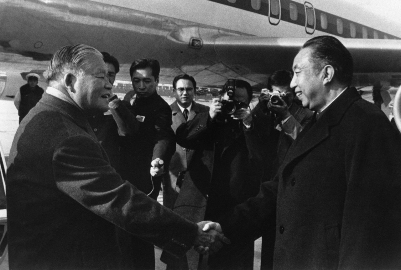 Prime Minister Ōhira Masayoshi shakes hands with Chinese Premier Hua Guofeng (right) at Beijing Airport, December 5, 1979. (© Jiji)