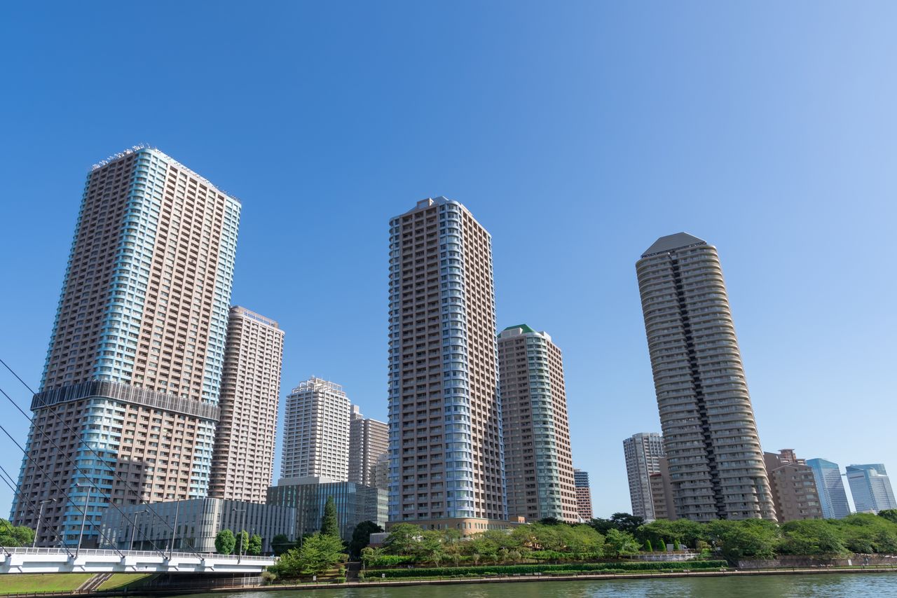 A cluster of high-rise condominiums in Chūō, Tokyo. (© Pixta)