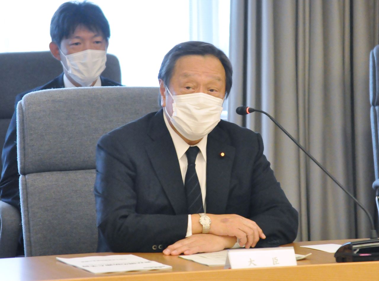 Defense Minister Hamada Yasukazu discusses the 2023 MOD budget estimate on August 31, 2022. (© Jiji)