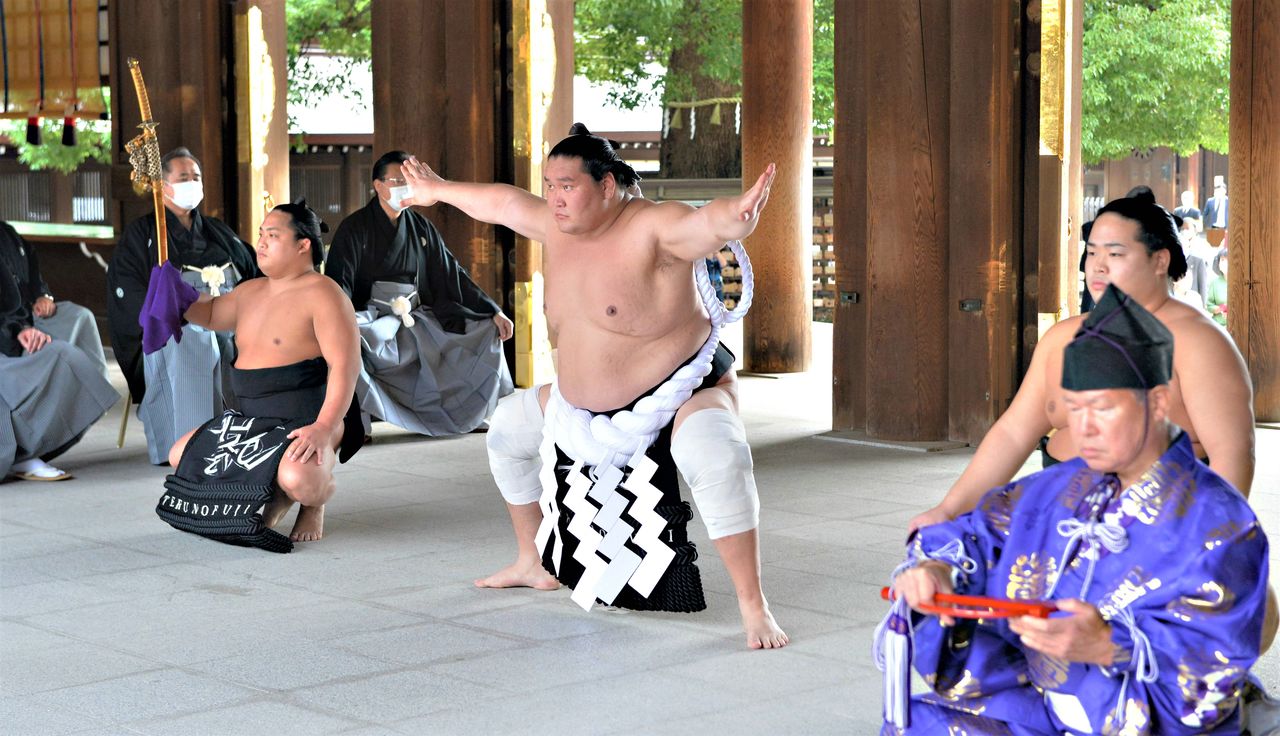 Terunofuji (center) performs the dohyō iri, ring-entering ceremony at Meiji Jingū on October 3, 2022. Two weeks later, he had arthroscopic surgery on both knees and sat out the November 2022 basho. (© Jiji)