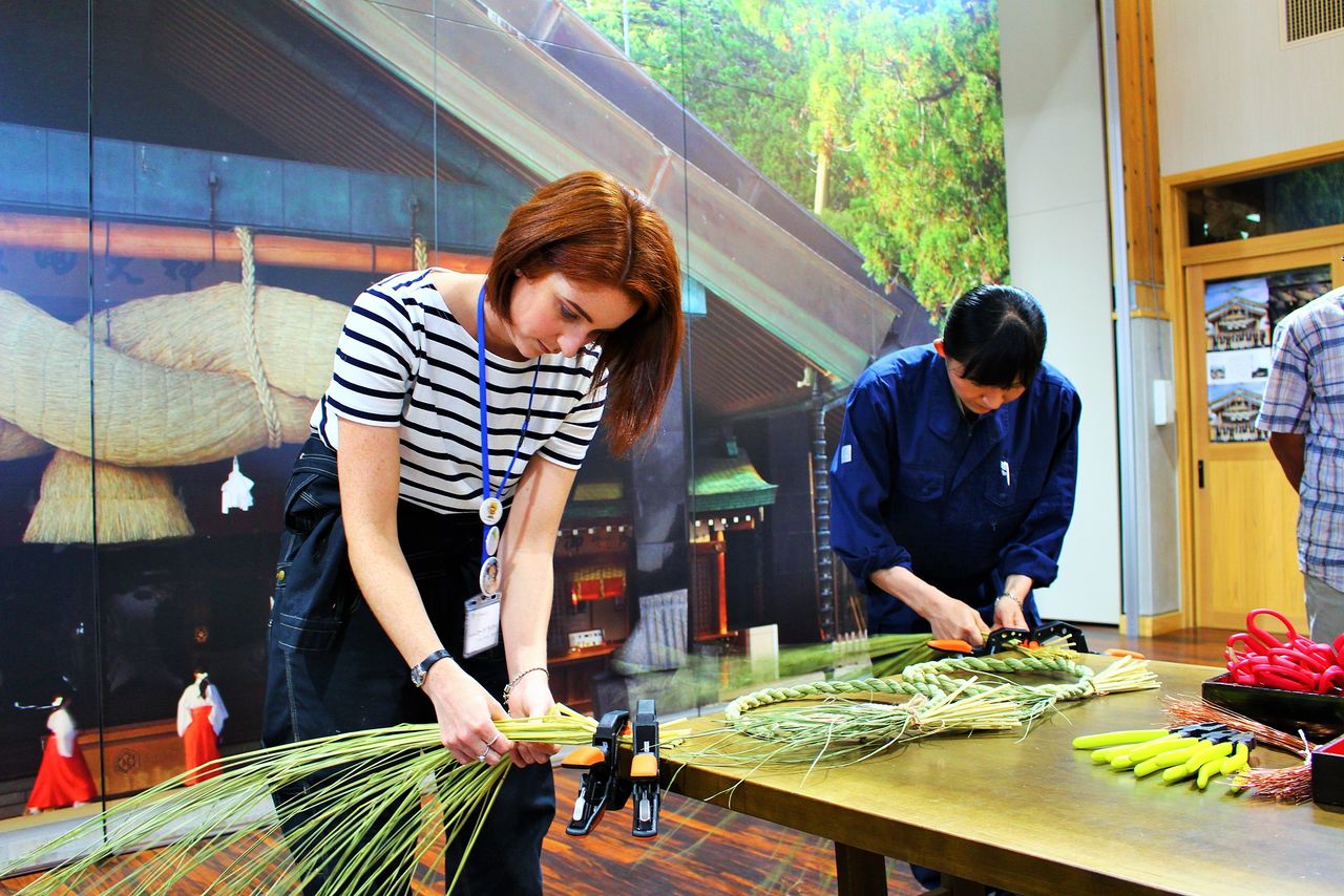 Learning the process of making shimenawa rope, used to mark consecrated spaces at shrines, at the Ōshimenawa Sōsakukan in Iinan, Shimane Prefecture. (Courtesy of the Shimane Prefectural Tourism Federation)