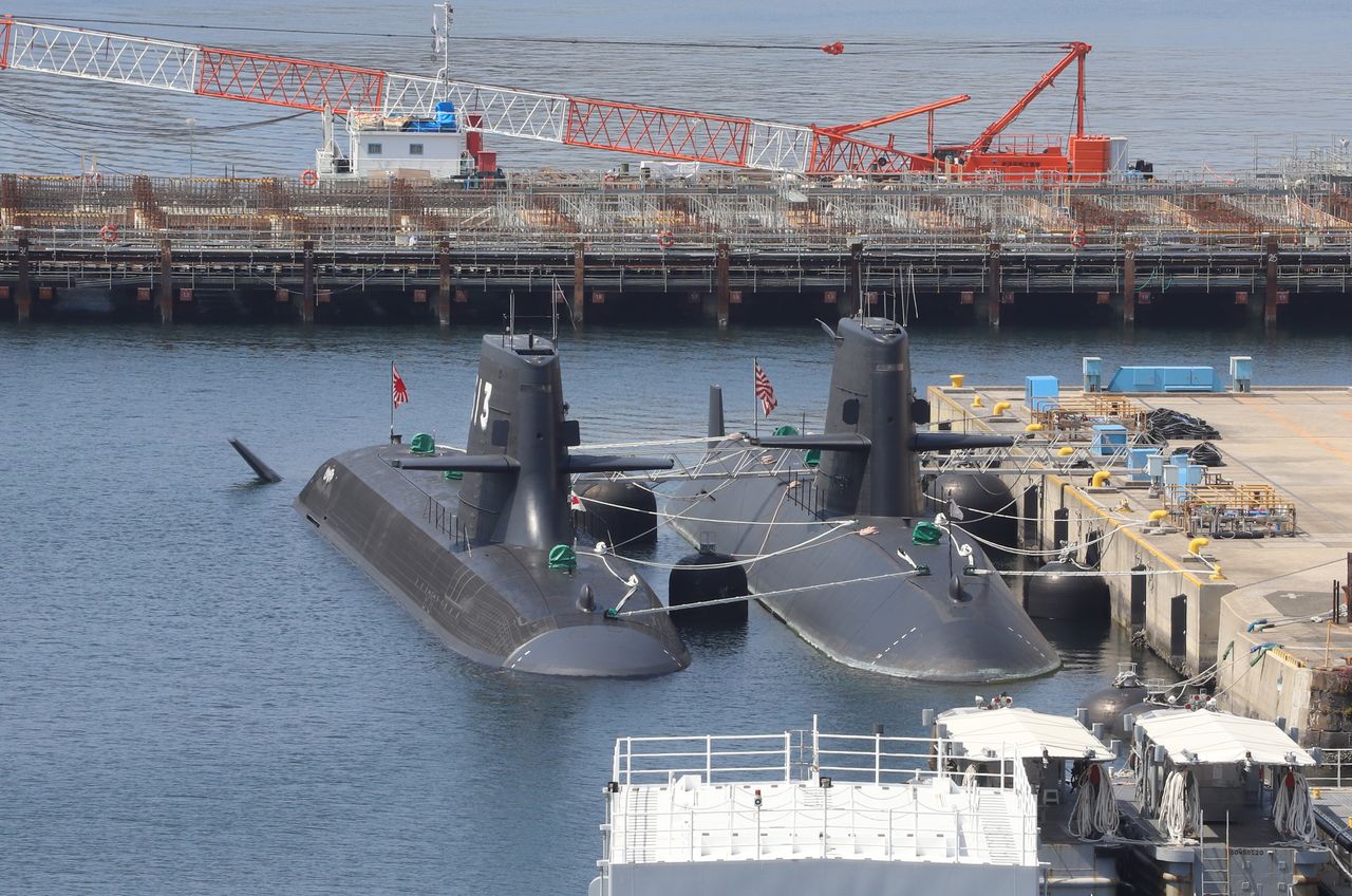 The MSDF submarine Taigei on the left. On the right is an Oyashio-class submarine. Image taken in April 2022 at the United States Navy Yokosuka Base, Yokosuka, Kanagawa Prefecture. (© Jiji)