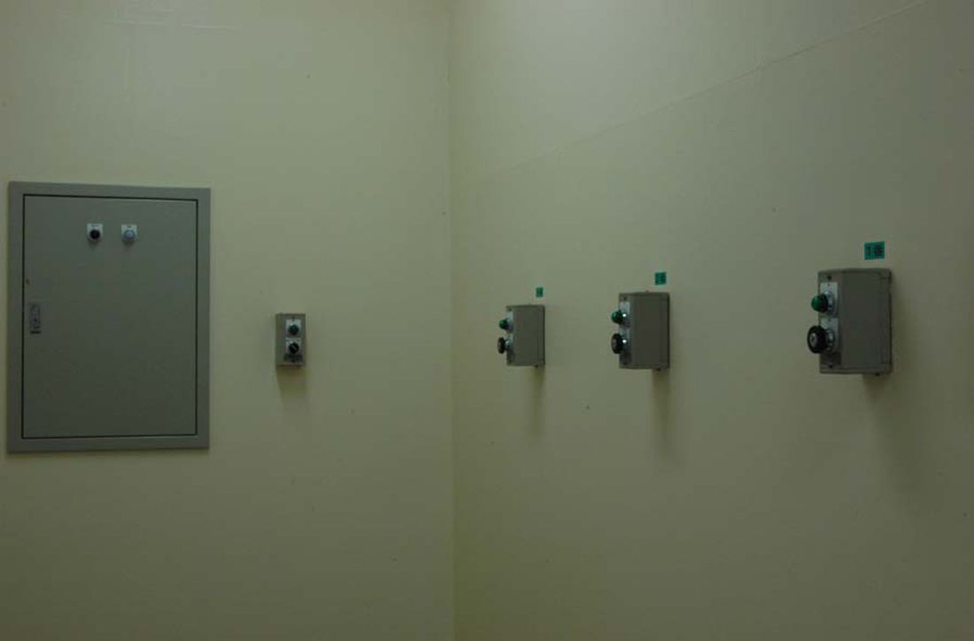 The “button room” in the Tokyo Detention House. This is where three corrections officers simultaneously press three buttons, one of which releases the gallows trap. In order to reduce the mental distress experienced by these corrections officers, they are not informed which of the three buttons actually releases the trap. (© Reuters)