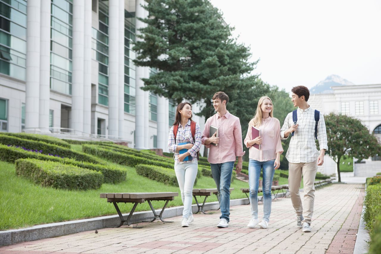 In most countries the school year starts in September. (© Aflo)