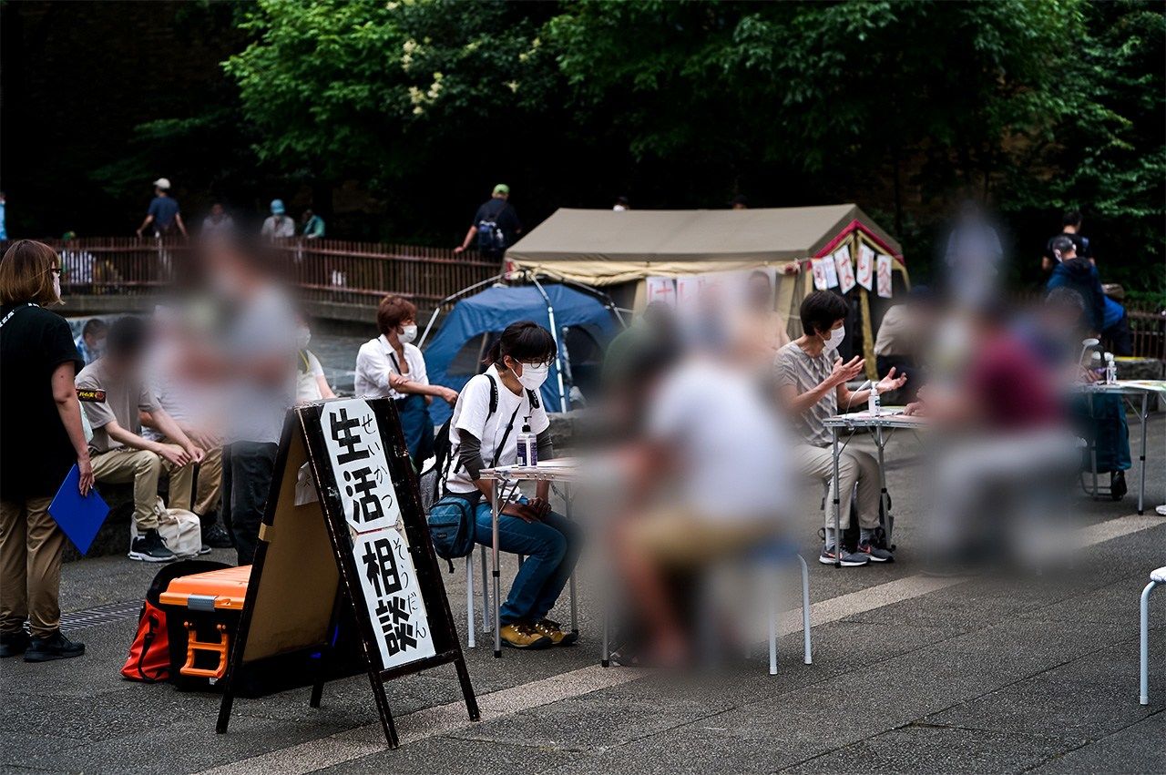 A free counseling area set up by Tenohasi. (© Koishi Kazuo)