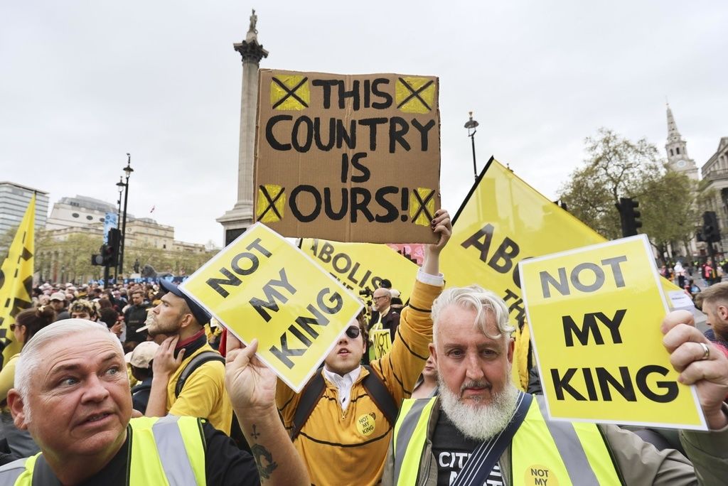 Protesters at the coronation ceremony for King Charles III in London. (© Kyōdō)