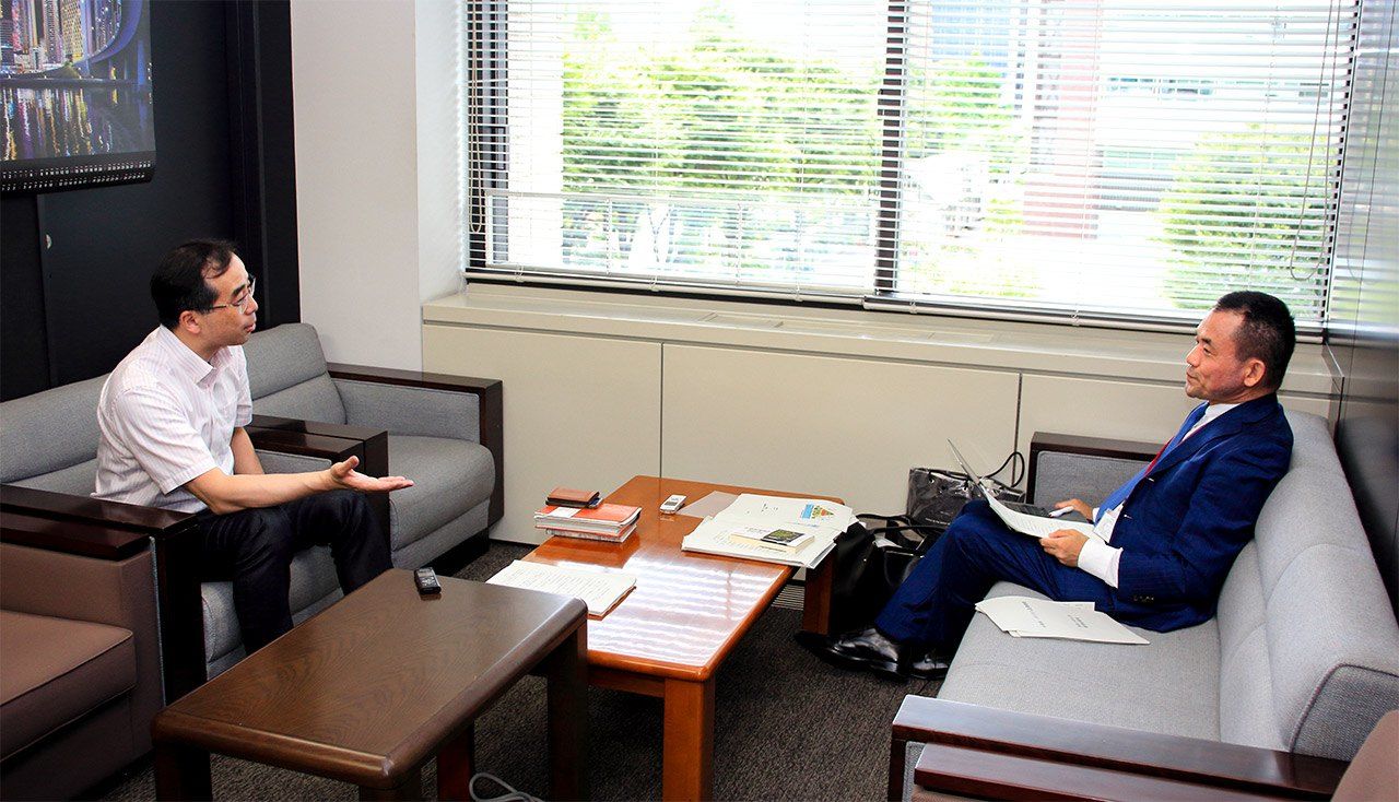 METI official Nishikawa Kazumi (left) with interviewer Takenaka Harukata, chair of the Nippon.com Editorial Planning Committee. (© Nippon.com)
