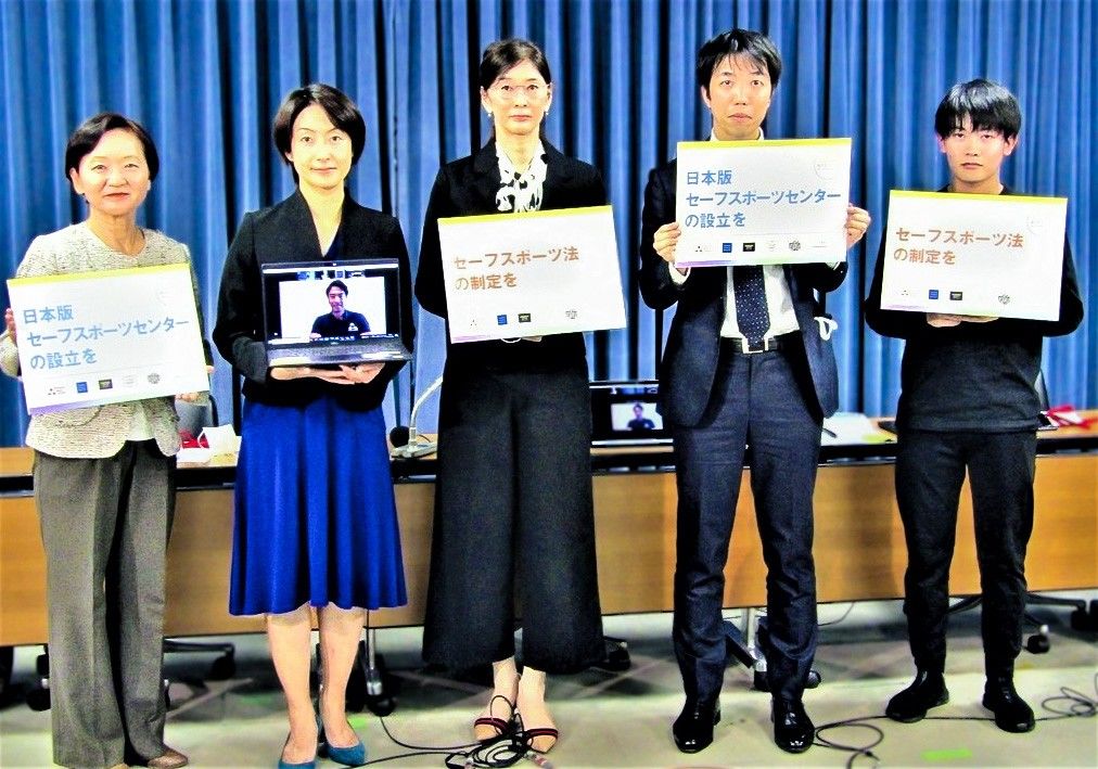 Masuko Naomi (center) has advocated for the eradication of violence in sports guidance based on her own experiences. In October 2021 she and her colleagues presented the Japan Sports Agency with a request to form a specialized organization. (© Kyōdō)