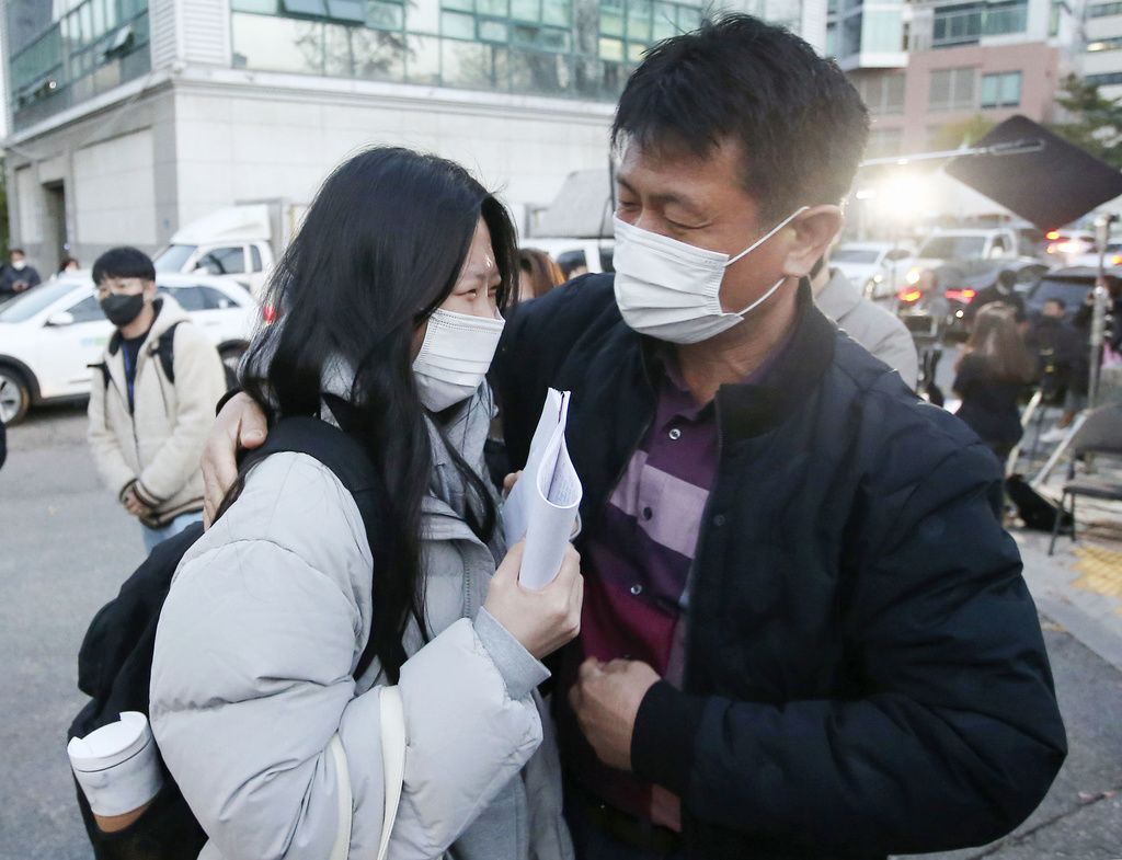Families see off students on their way to take the CSAT in Seoul. (© Kyōdō)