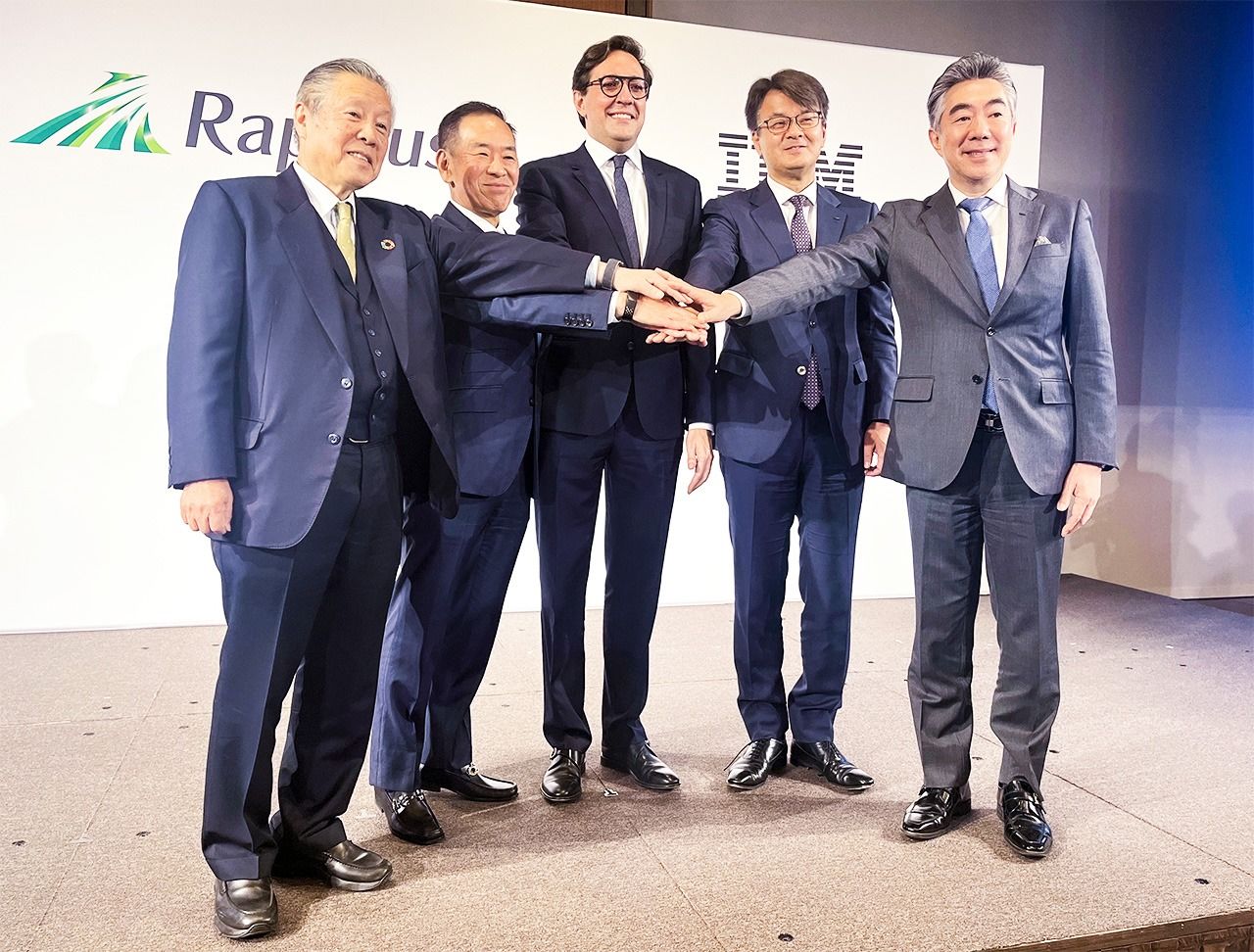 (From left) Chairman Higashi Tetsurō and President Koike Atsuyoshi of Rapidus Corp. pose with Senior Vice President Dario Gil of IBM and General Manager Yamaguchi Akio and Chief Technology Officer Morimoto Norishige of IBM Japan at a press conference announcing a semiconductor partnership, Tokyo, December 13, 2022. (© Jiji)