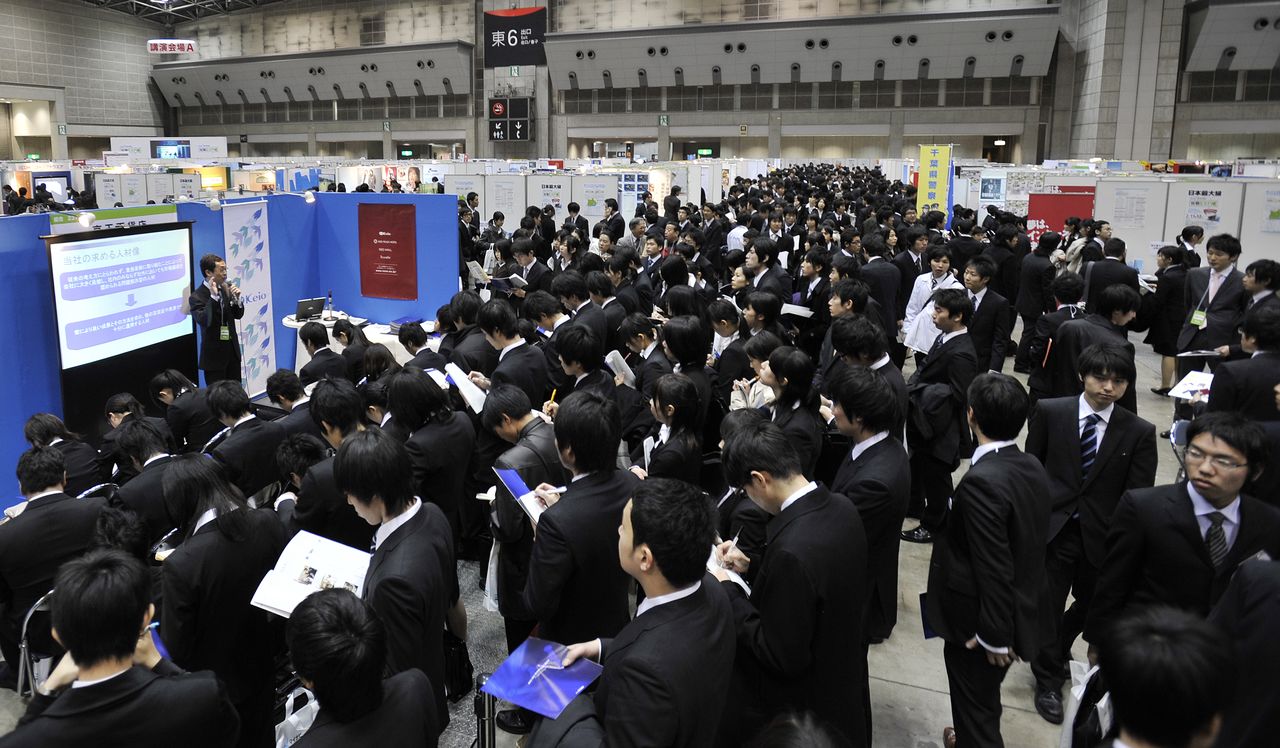 A tight job market causes concern for students at a recruitment fair for prospective 2010 graduates on January 11, 2009, at Tokyo Big Sight. (© Jiji)
