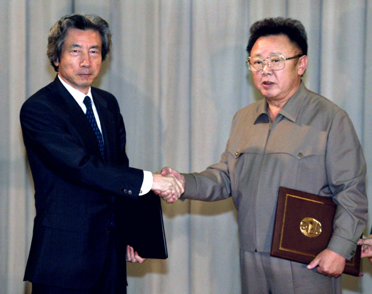 Prime Minister Koizumi Jun’ichirō became the first Japanese prime minister to visit North Korea in September 2002. (© Reuters)