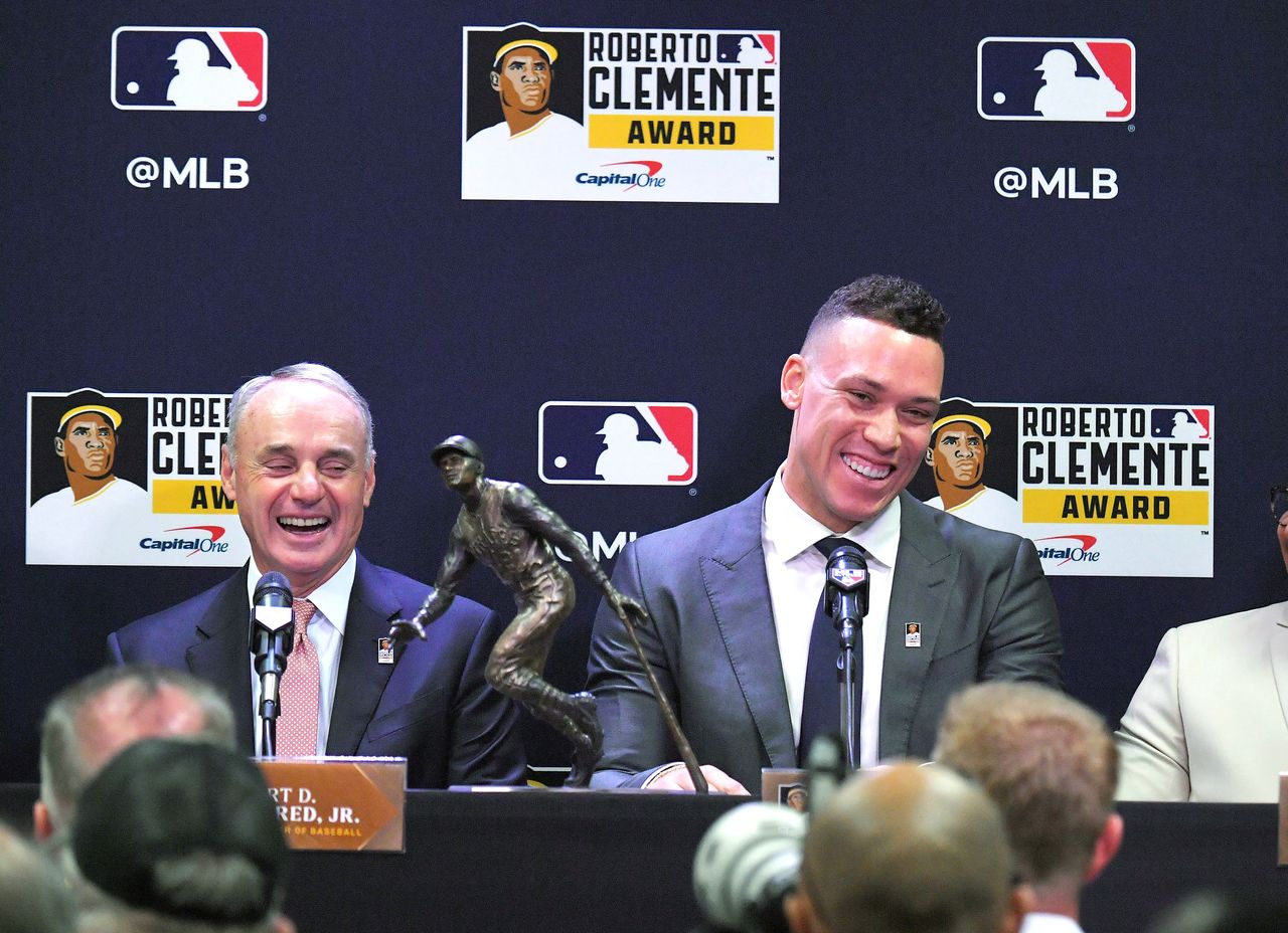 Aaron Judge of the Yankees (right) at a press conference on October 30, 2023, in Phoenix, Arizona, after winning the Roberto Clemente Award.  (©︎ Jiji)