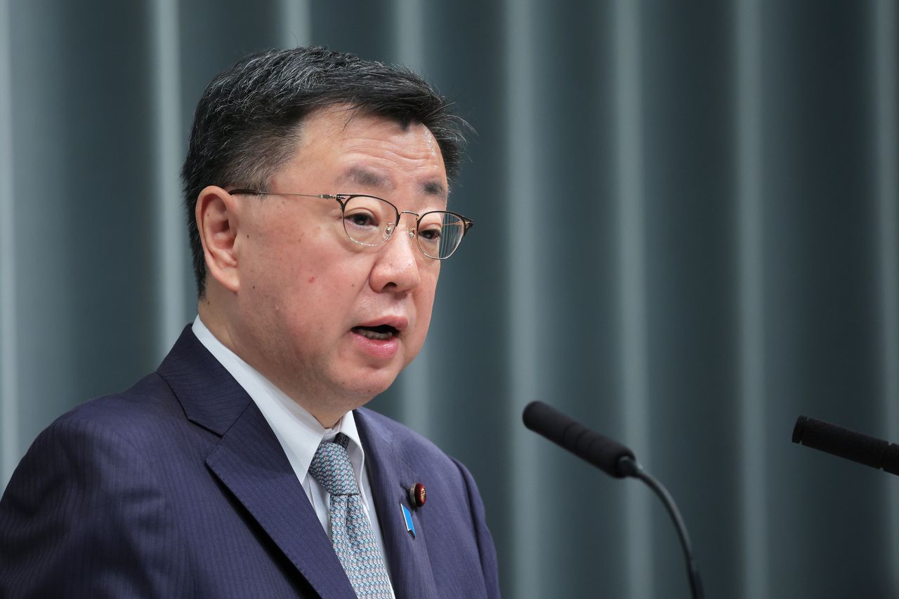 Chief Cabinet Secretary Matsuno Hirokazu announced his resignation on December 14 at the Kantei in Tokyo. (© Jiji)