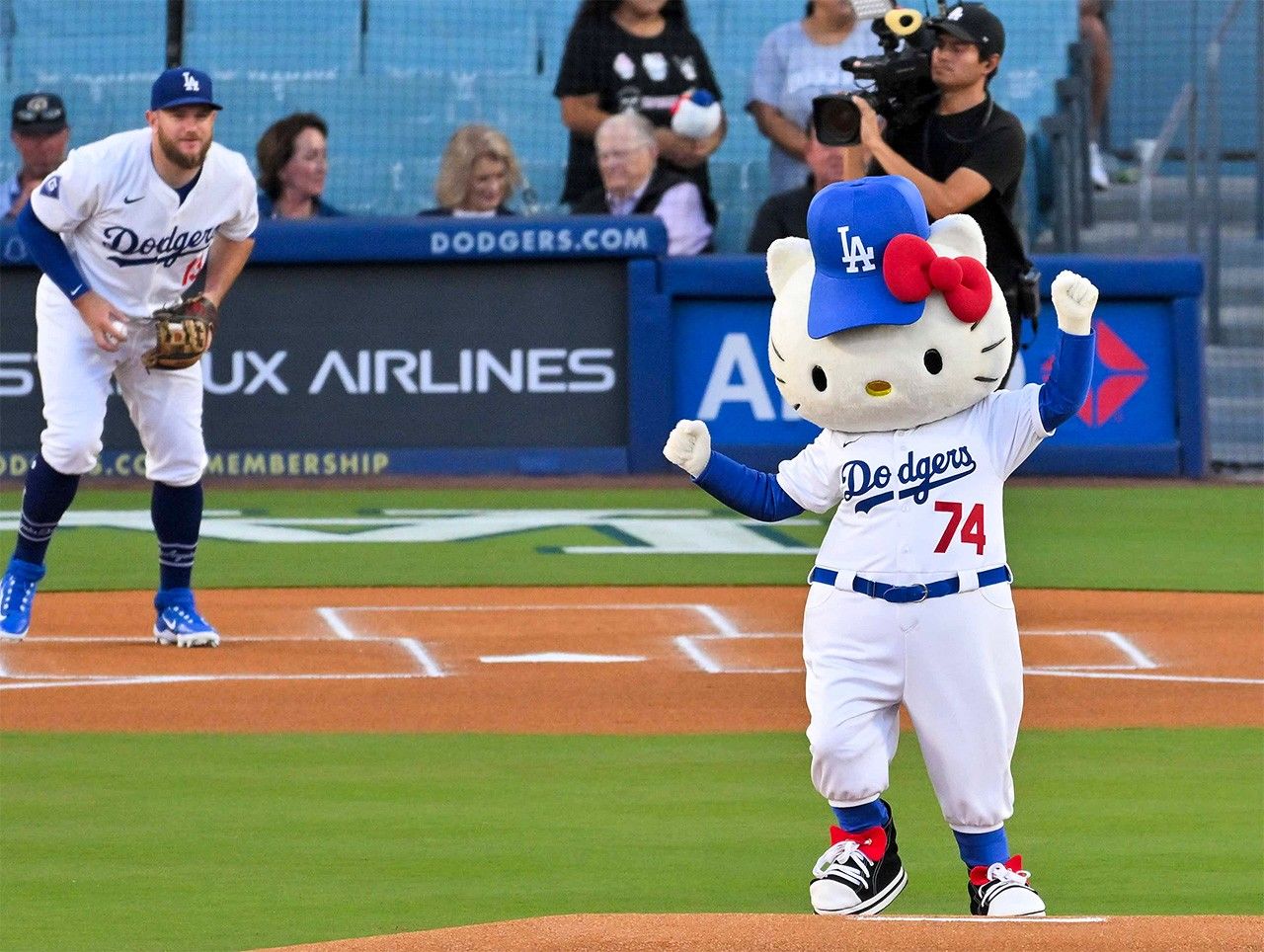 Hello Kitty appears at a Major League Baseball match between the Los Angeles Dodgers and the Seattle Mariners, making the ceremonial first pitch in Los Angeles on August 19, 2024. (© Jiji)