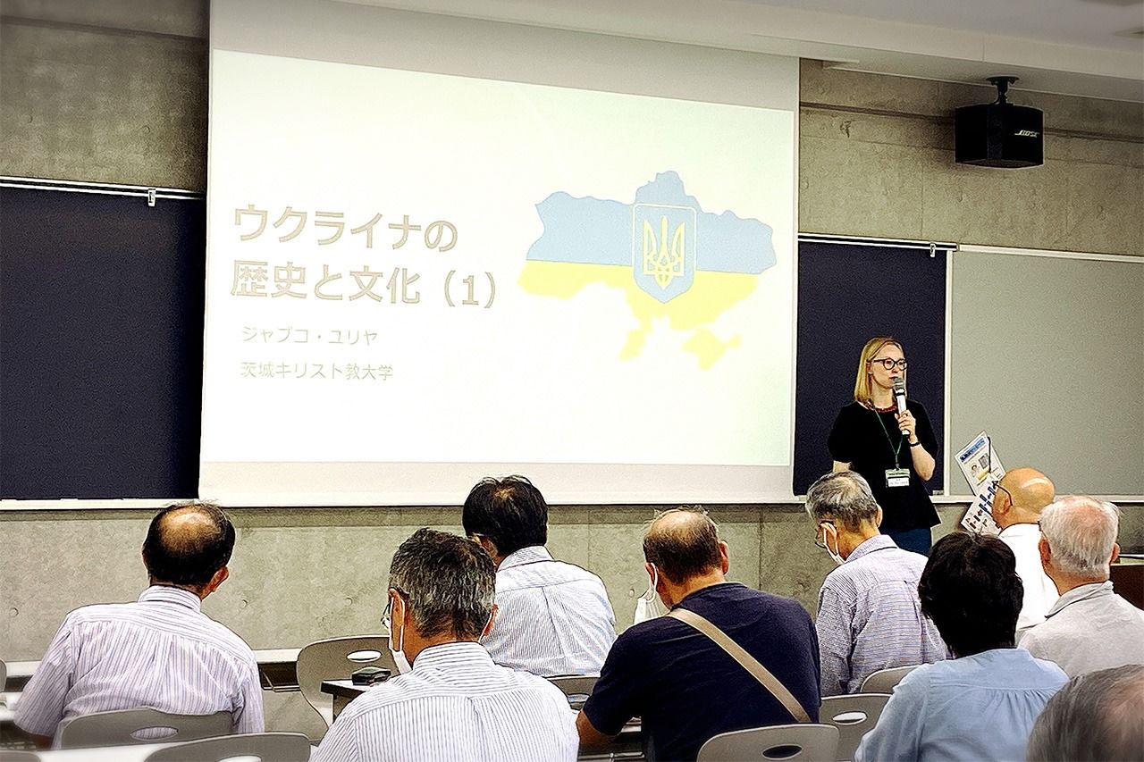 The author presents a lecture on Ukrainian history and culture at Ibaraki Christian University in October 2023. (Courtesy of Yuliya Dzyabko)