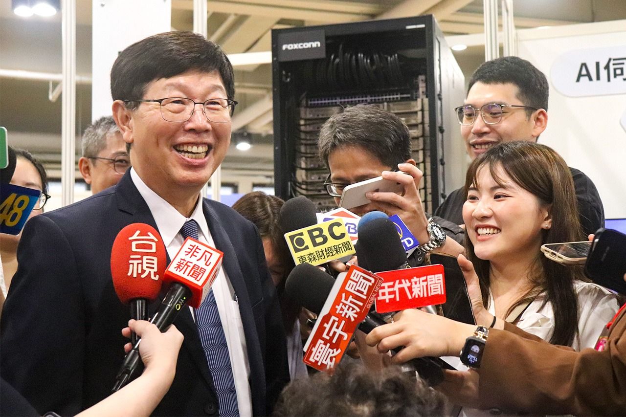 Hon Hai Chair Young Liu speaking to the press after the company’s May 2024 General Meeting of Shareholders. (© Yamada Shūhei)