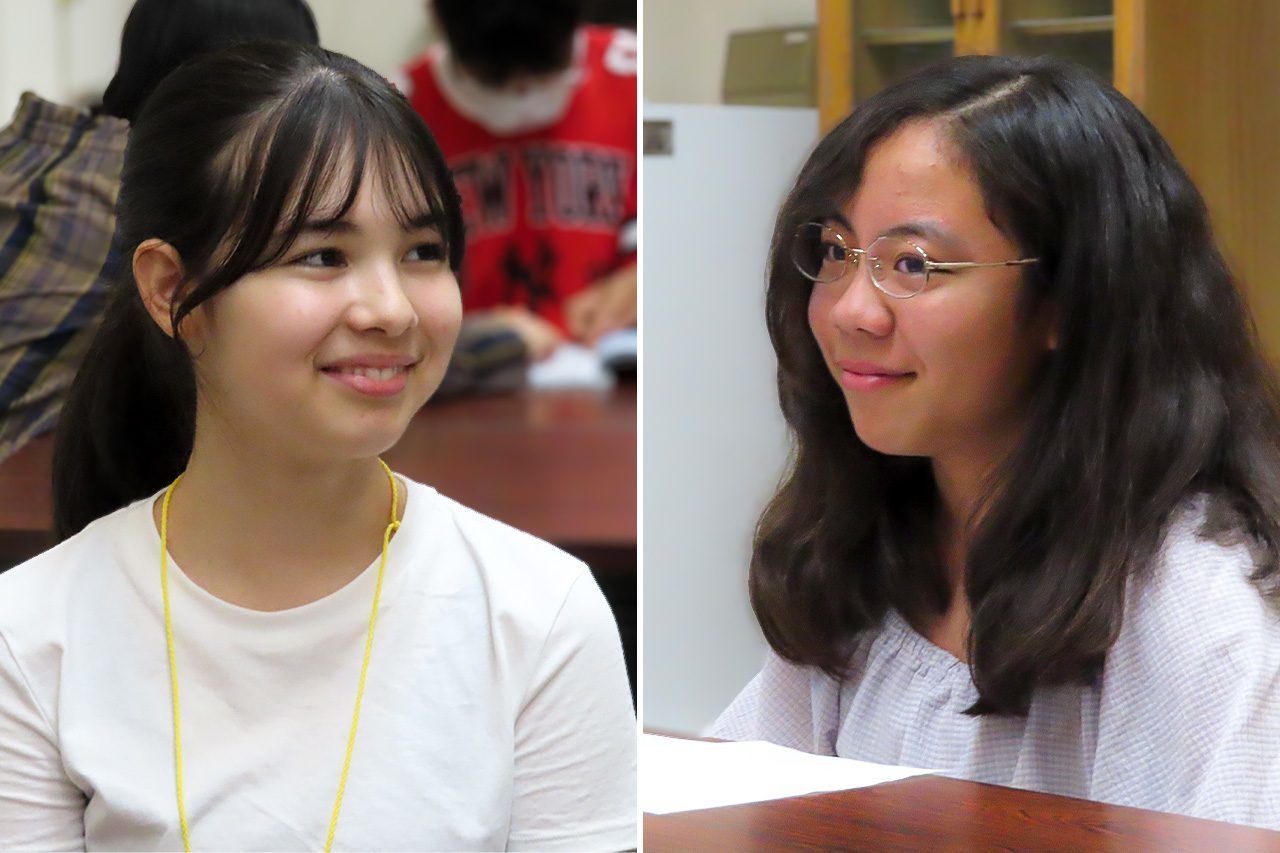 Aimi Fukuhara (left) and Ayumi Miyachi are students in the Japanese-language classes supported by NGK Insulators. (© Tanaka Keitarō)