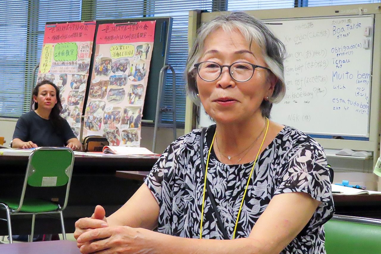 Hirasaka Reiko leads the Ishiki Cosmos Support Learning Center. In addition to the class at the NGK Insulators facility, the Center offers daytime weekday learning support for foreign 12- to 15-year-olds not currently attending school. (© Tanaka Keitarō)