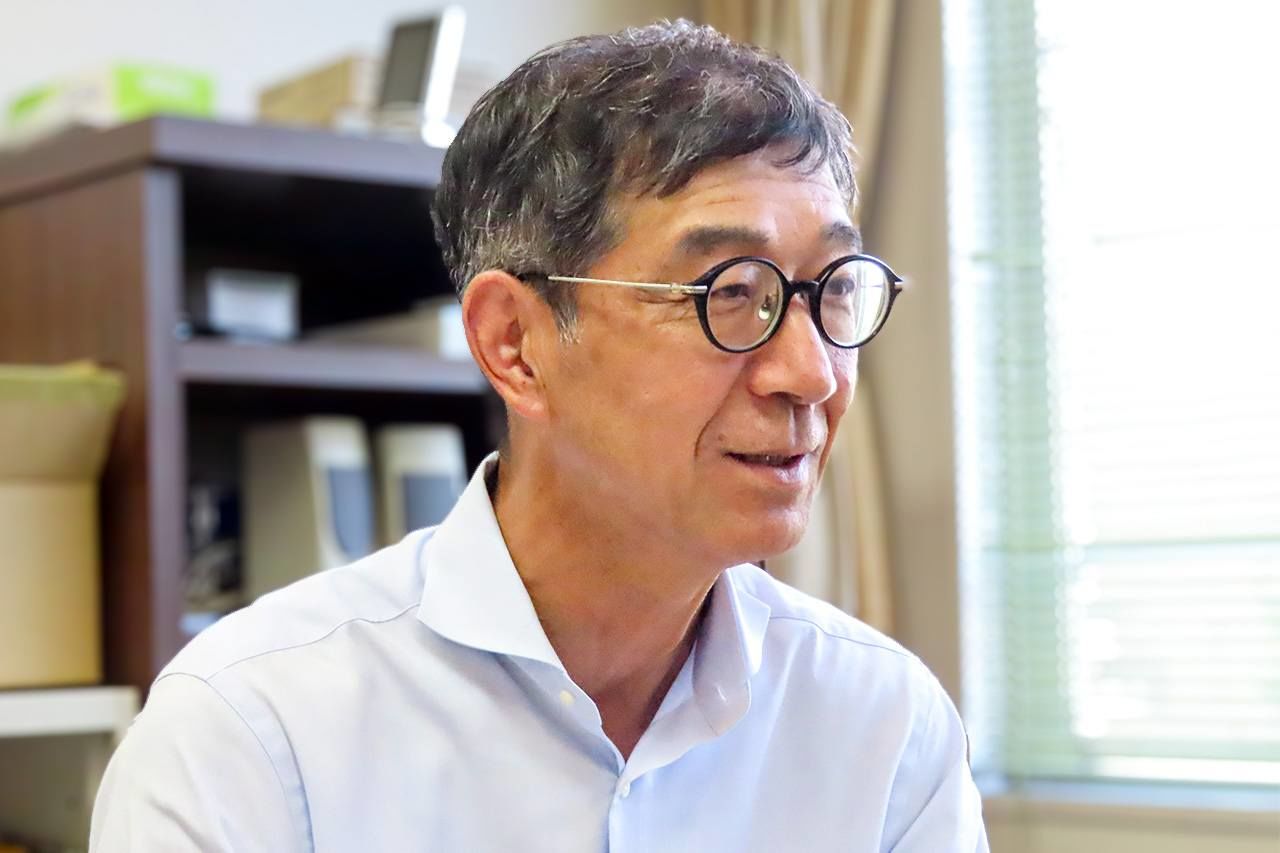 Iwahara Akihiko of the Aichi Employers’ Association stresses the need to improve foreign schoolchildren’s access to Japanese language instruction. (© Tanaka Keitarō)