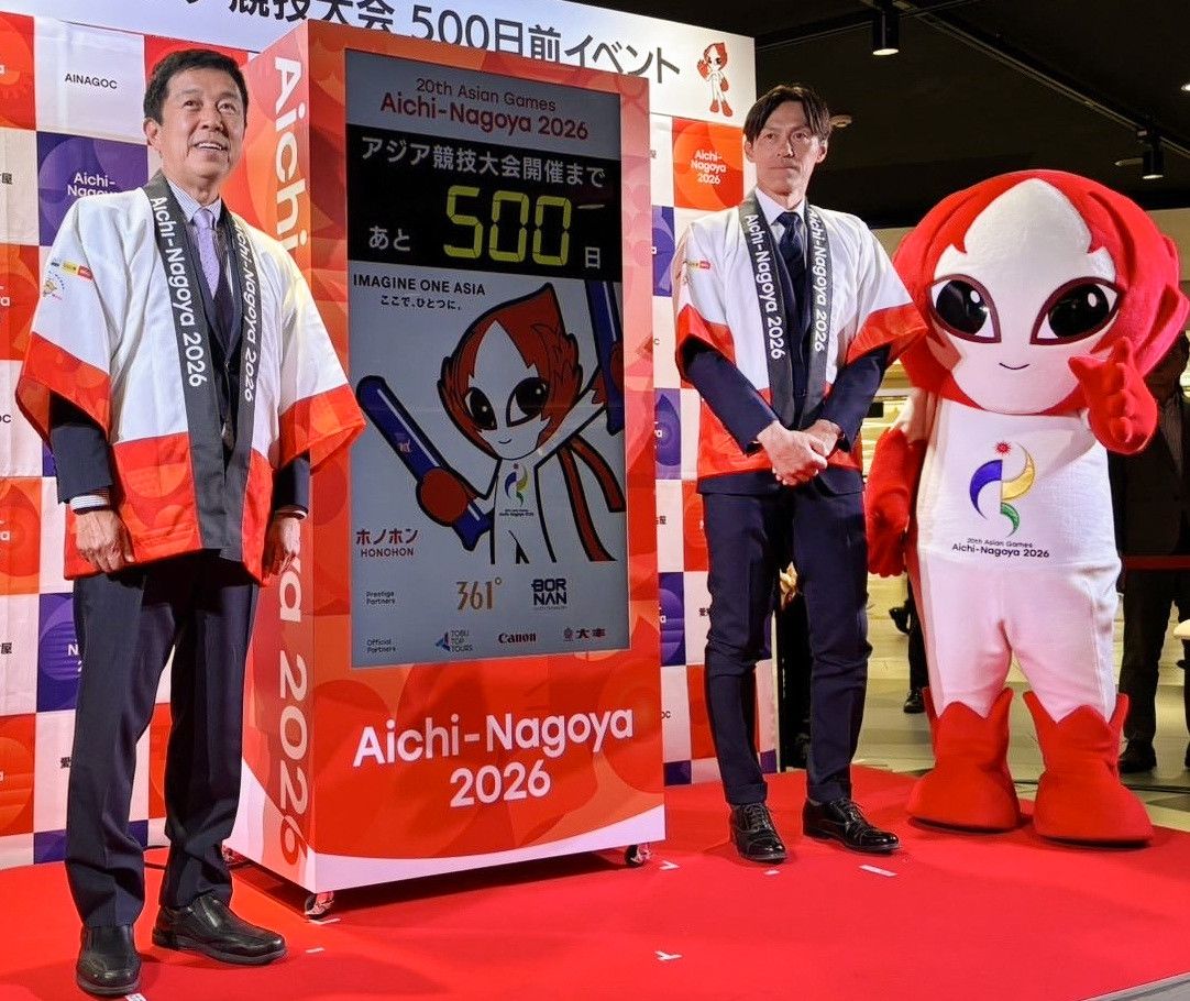 Nagoya mayor Hirosawa Ichirō (left) and former Japan national soccer team goalkeeper Narazaki Seigō unveil a countdown board for the 2026 Asian Games in Naka Ward, Nagoya, on May 7, 2025. (© Jiji)