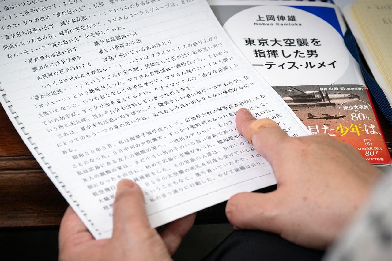 In Professor Kamioka’s office at Gakushūin University. (© Yokozeki Kazuhiro)