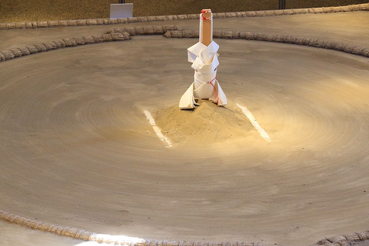 The dohyō, marked by straw bales, reflects sumō’s Shintō ritual origins. (© Pixta)
